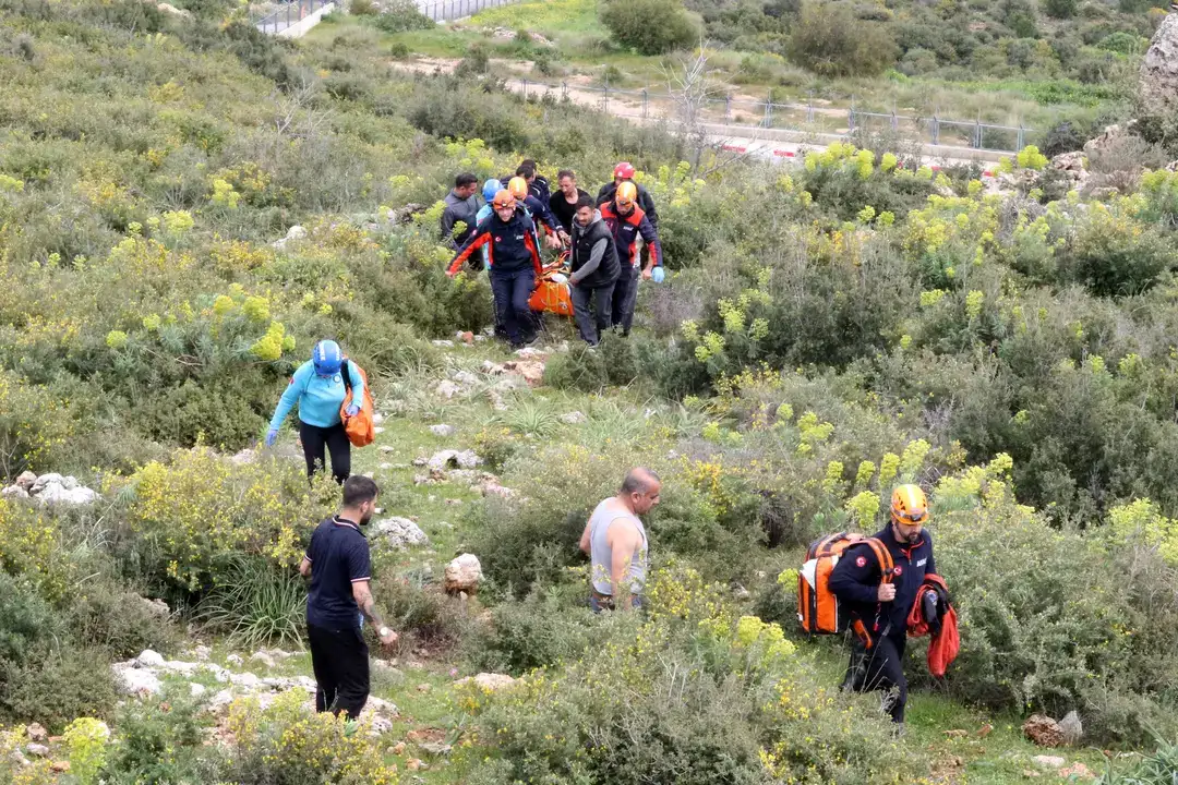 Genç Kadın Kepez'de 20 Metrelik Kayalıklardan Düştü 4